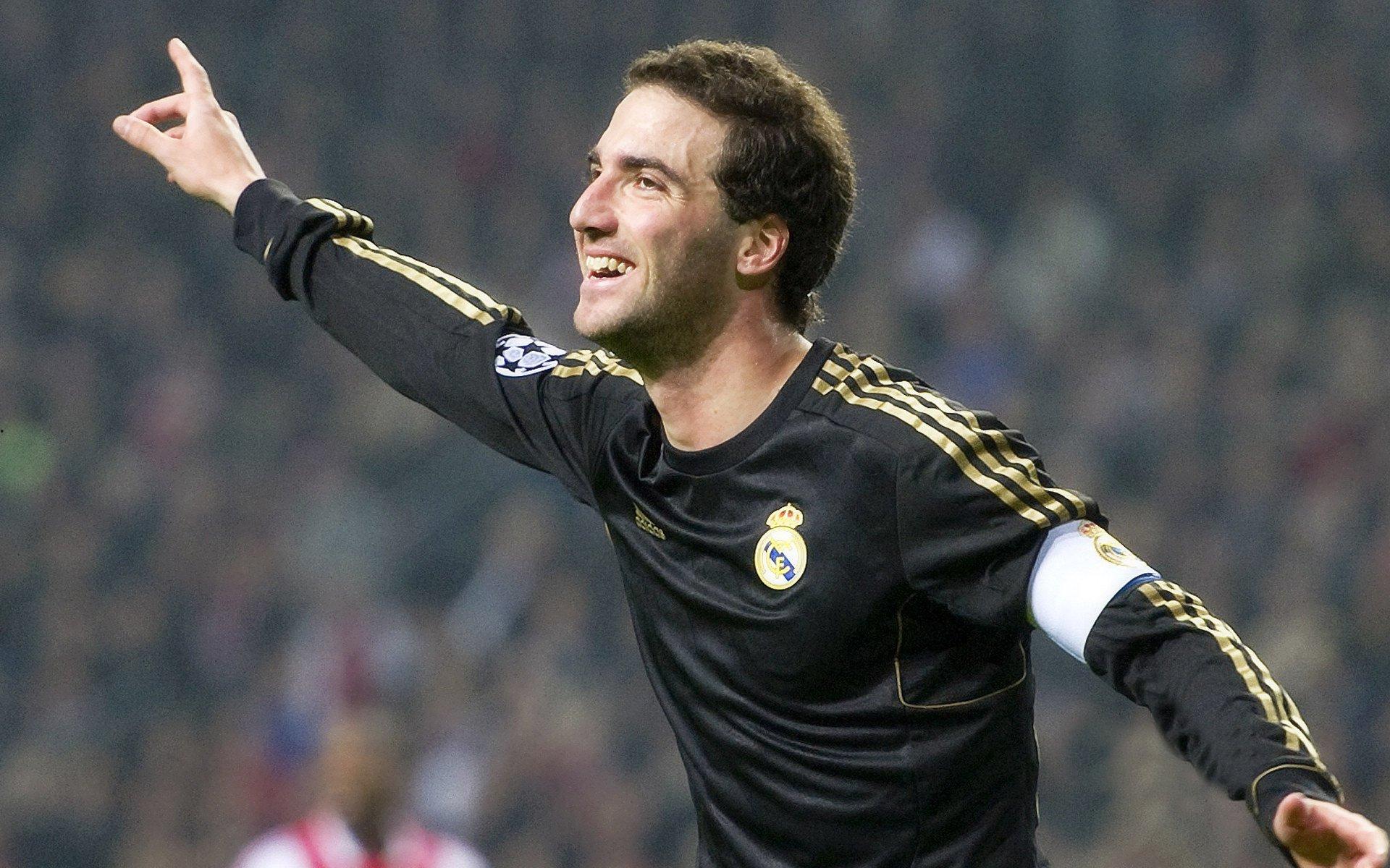 暴躁老哥引爆赛场！前重庆主帅领跑世界杯红黄牌榜，争议战术成焦